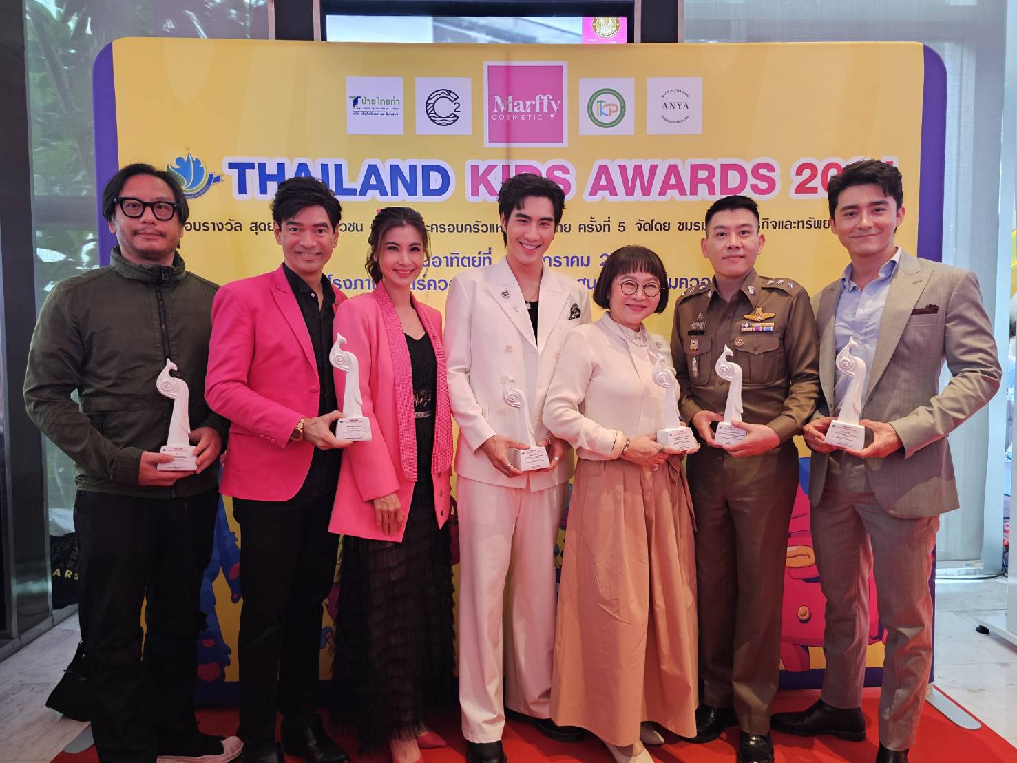 ออกไซด์ แปง คัมแบ็ค!!! คว้ารางวัล ส่งเสริมเยาวชนด้านภาพยนตร์ดีเด่น “หน่อง อรุโณชา” นำทีมคนบันเทิงเข้ารับรางวัลงาน Thailand Kids Awards2024