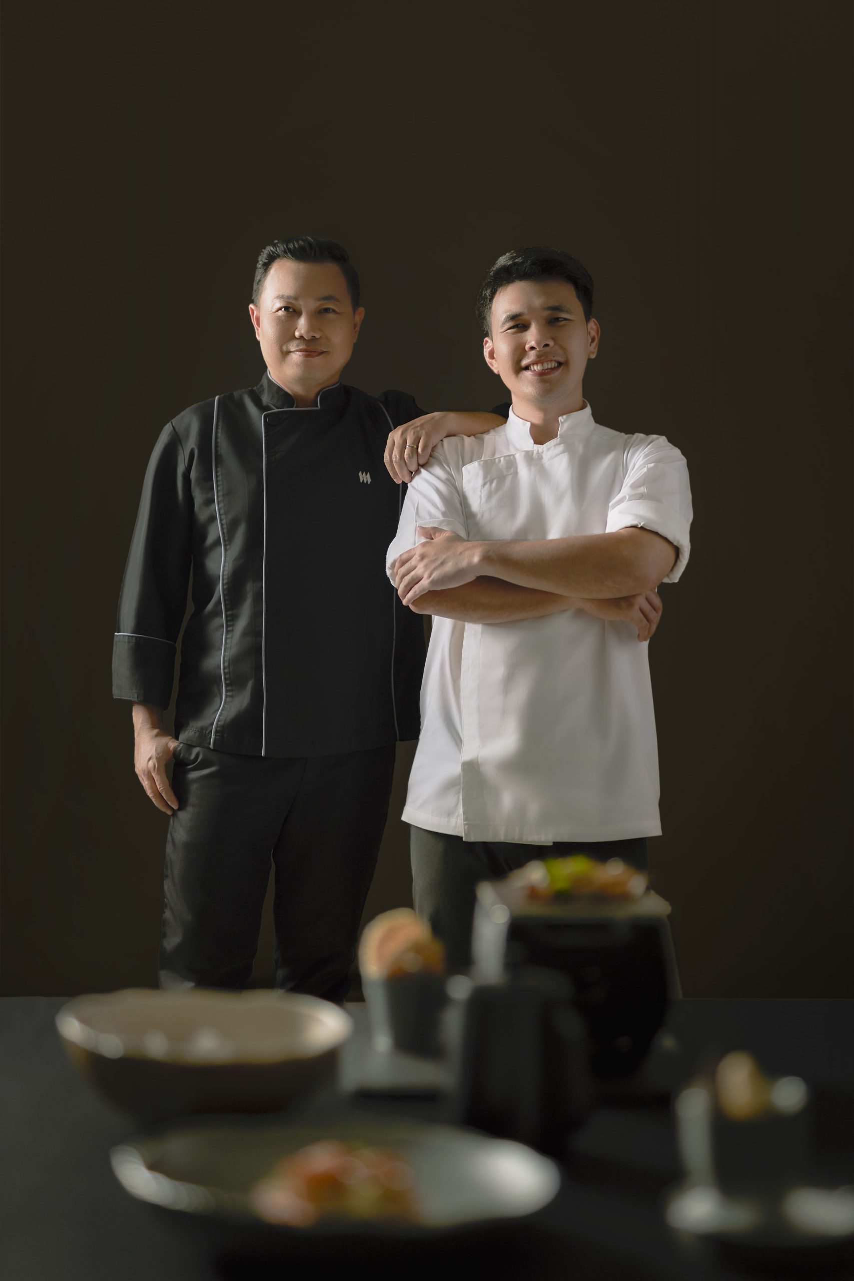 เปิดประสบการณ์ความอร่อยสุดเอ็กซ์คลูซีฟ ครั้งแรกกับการร่วมมือรังสรรค์มื้อค่ำสุดพิเศษ จาก 2 เชฟ “เชฟตั้ม” Head Chef ของเมสัน และ “เชฟเฟิร์ส” ผู้ชนะ MasterChef Thailand ซีซั่น 2 ในงานฉลองครบรอบ 5 ปี The New MASON ณ โรงแรม เมสัน