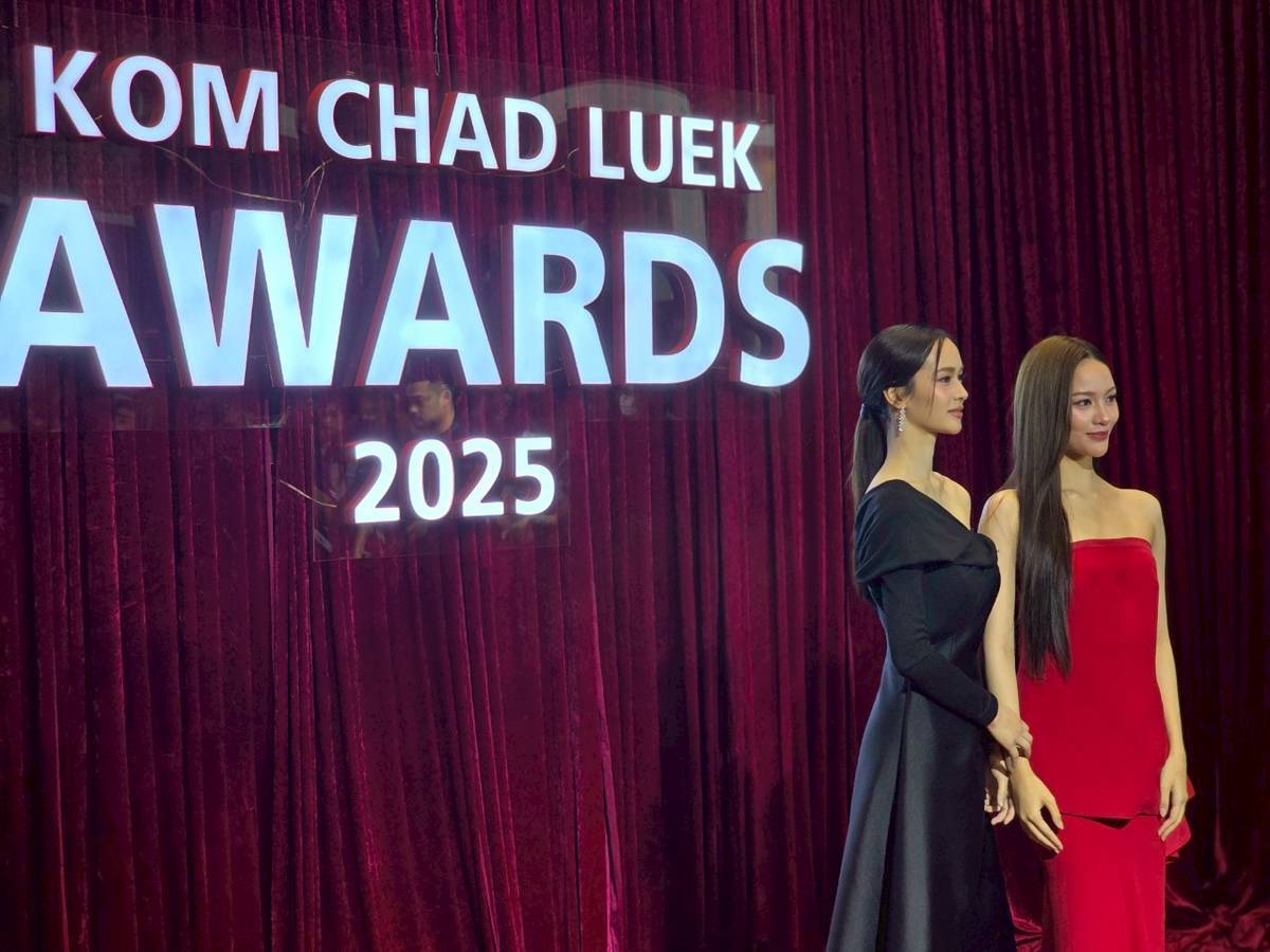 สวยจึ้งมาก!!! “เหนือ ดิสรยา” ควง “แตงกวา พิญญาเนศวร์” คู่จิ้นในซีรีส์ “คนโปรดของควีนเดอะซีรีส์” เฉิดฉายบนพรมแดงงาน “คมชัดลึกอวอร์ด21”