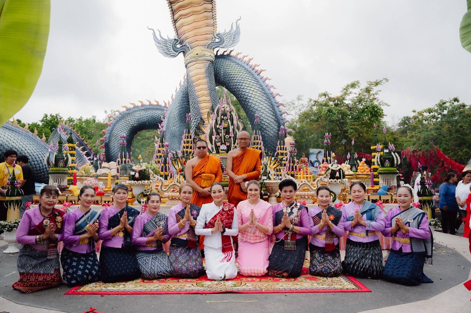 “มาดามเพี๊ยซ-ดร.นุ้ย” ร่วมรำถวายพิธีบวงสรวง “พญาศรีมุกดามหามุนีนิลปาลนาคราช” (ปู่ศรีมุกดา) ปีที่ ๘ จ.มุกดาหาร