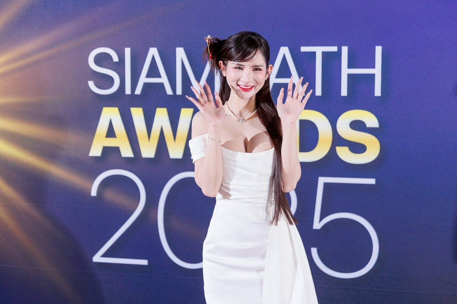 ส่องลุคฉ่ำๆ “เกลิน ธัญรดี” ในงาน “สยามรัฐอะวอร์ด2025” สวยออร่าพุ่ง!