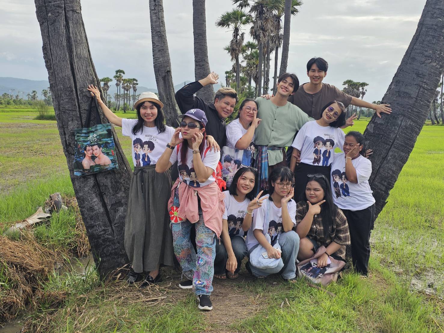 “เล้ง-แสตมป์” พร้อมแฟนคลับสุดอบอุ่น ร่วมทริปตามรอยซีรีส์ “ลอยแก้ว First Love” สัมผัสเสน่ห์เมืองเพชรบุรี