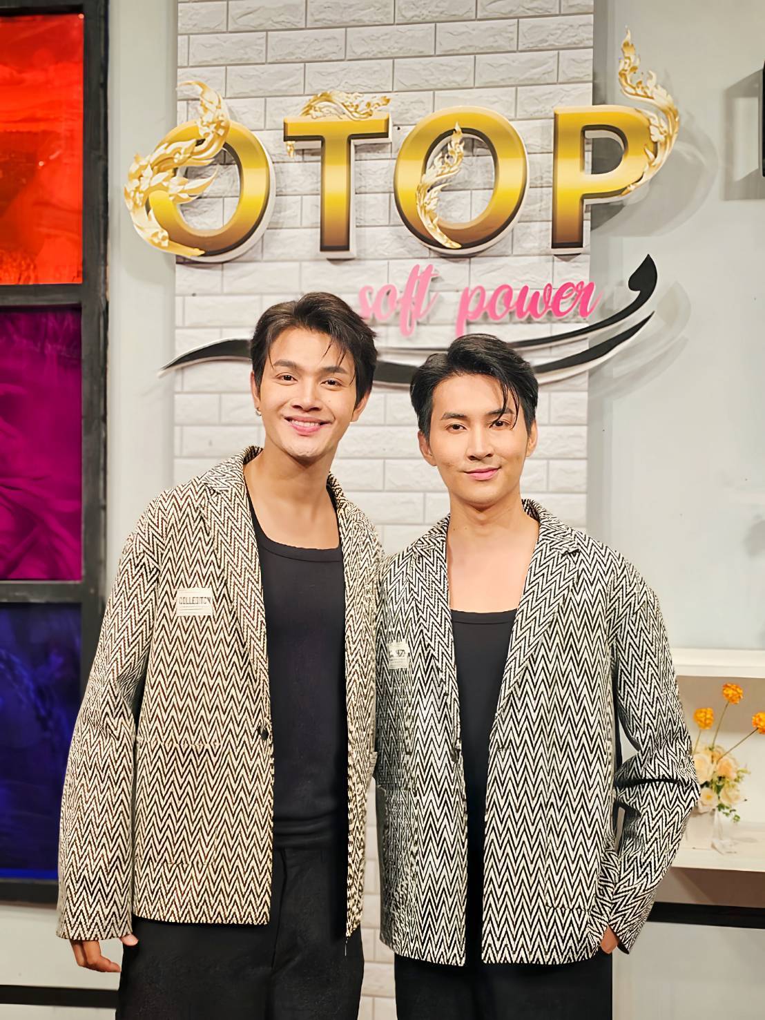“เล้ง–แสตมป์” เสริมบทบาทใหม่ ร่วมเป็นพิธีกรรายการ “สนทนาประชาชน” ทาง ททบ.5 อีกหนึ่งก้าวสำคัญในการสนับสนุน Soft Power ไทย และผลิตภัณฑ์ชุมชนสู่เวทีโลก