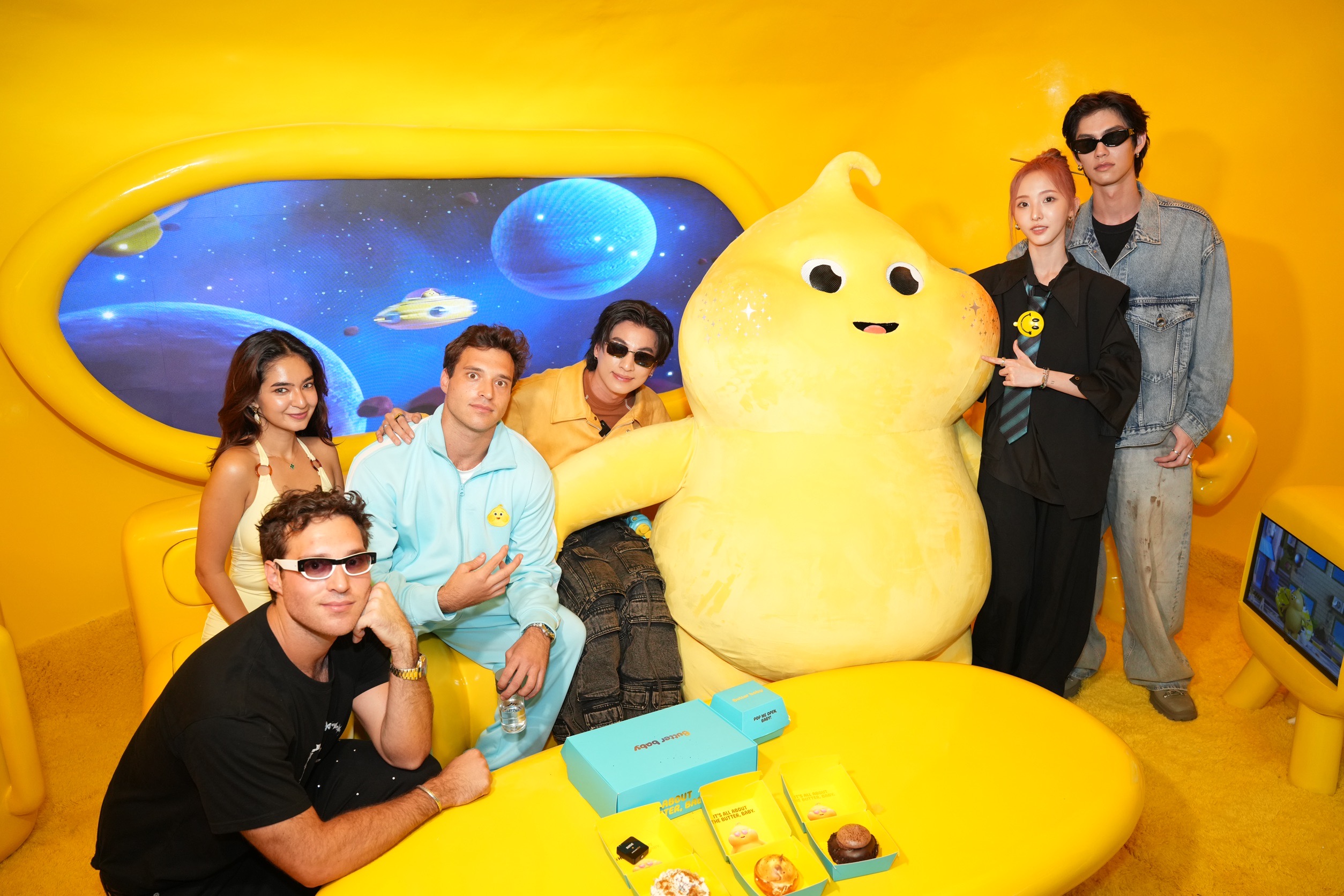 “ไบร์ท-กลัฟ-เนเน่” บินลัดฟ้าไปยังกรุงจาการ์ต้า ร่วมงานเปิดร้าน “Butter Baby”