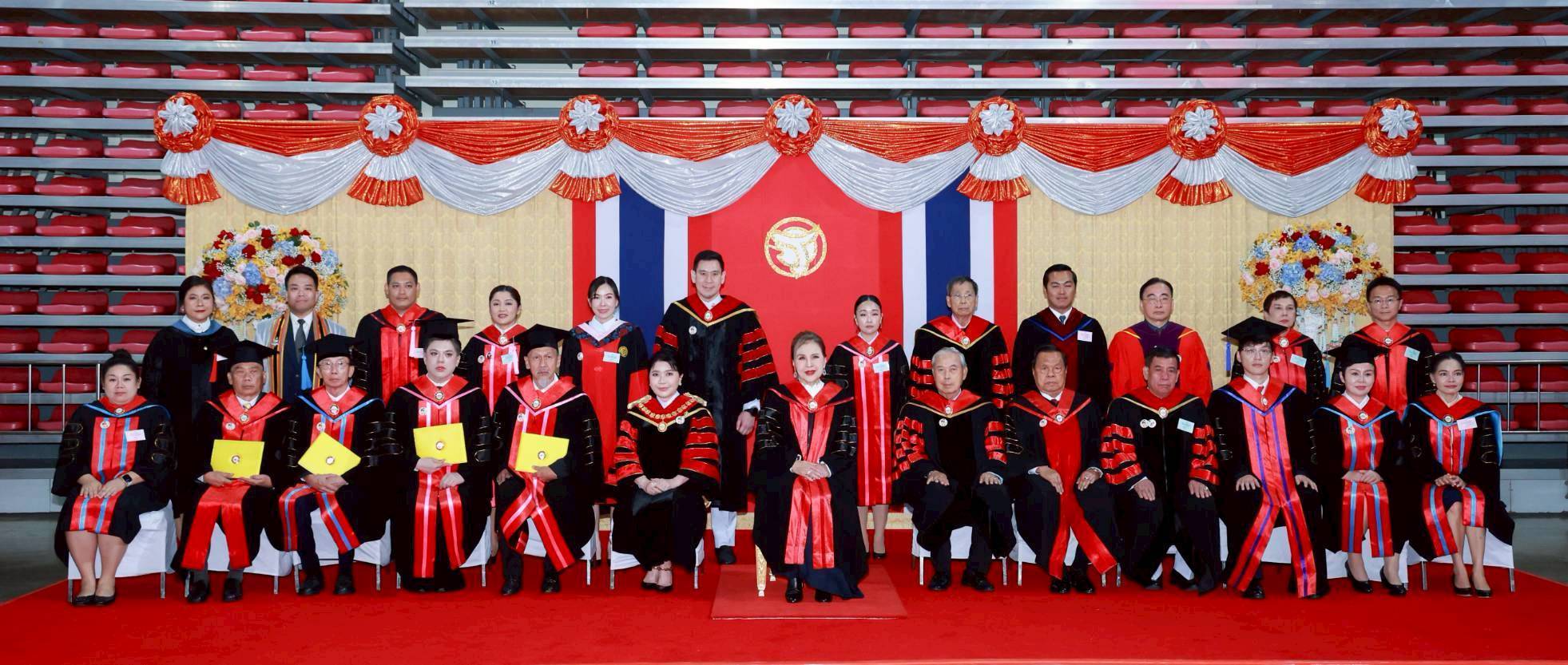ทูลกระหม่อมหญิงอุบลรัตนราชกัญญา สิริวัฒนาพรรณวดี พระราชทานปริญญาบัตรแก่ผู้สำเร็จการศึกษาจากมหาวิทยาลัยกรุงเทพธนบุรี