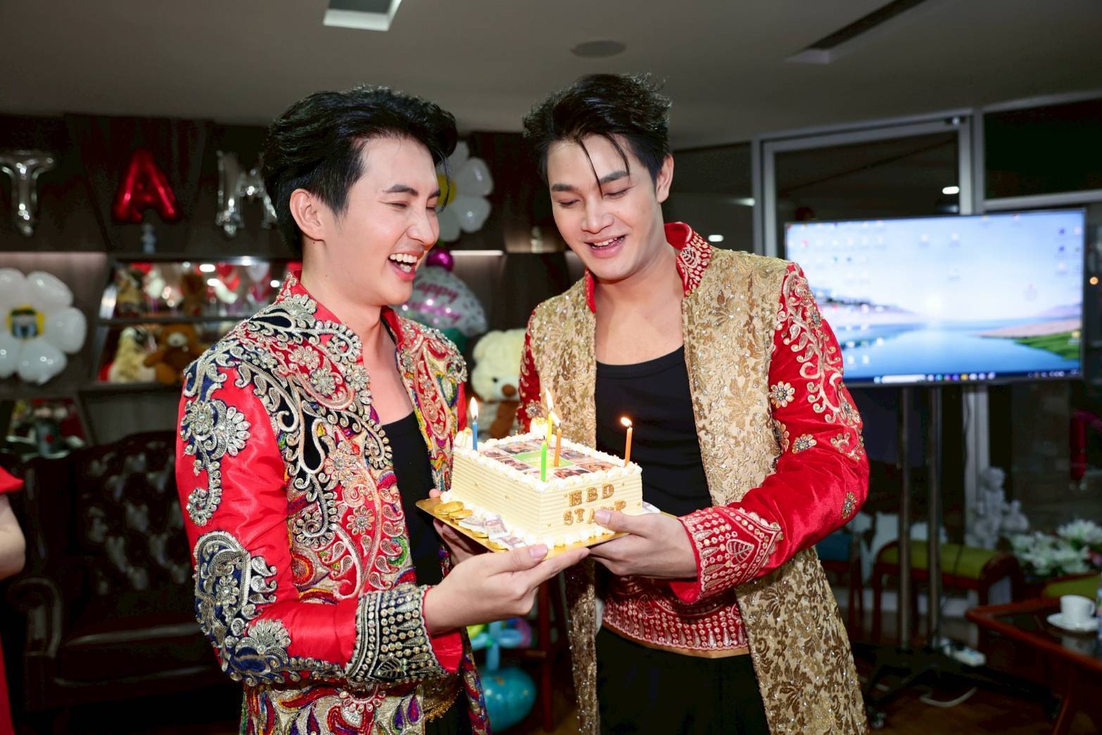 “แสตมป์-พรวศิน” ควงคู่ “เล้ง-ณัฐพล” ฉลองวันเกิดสุดอบอุ่น แฟนด้อมร่วมยินดี 3 ล้านวิว ‘ลอยแก้ว’ พร้อมเปิดกล้องซีรีส์แนวตั้งเรื่องใหม่ “เงารักใต้แสงเทียน”