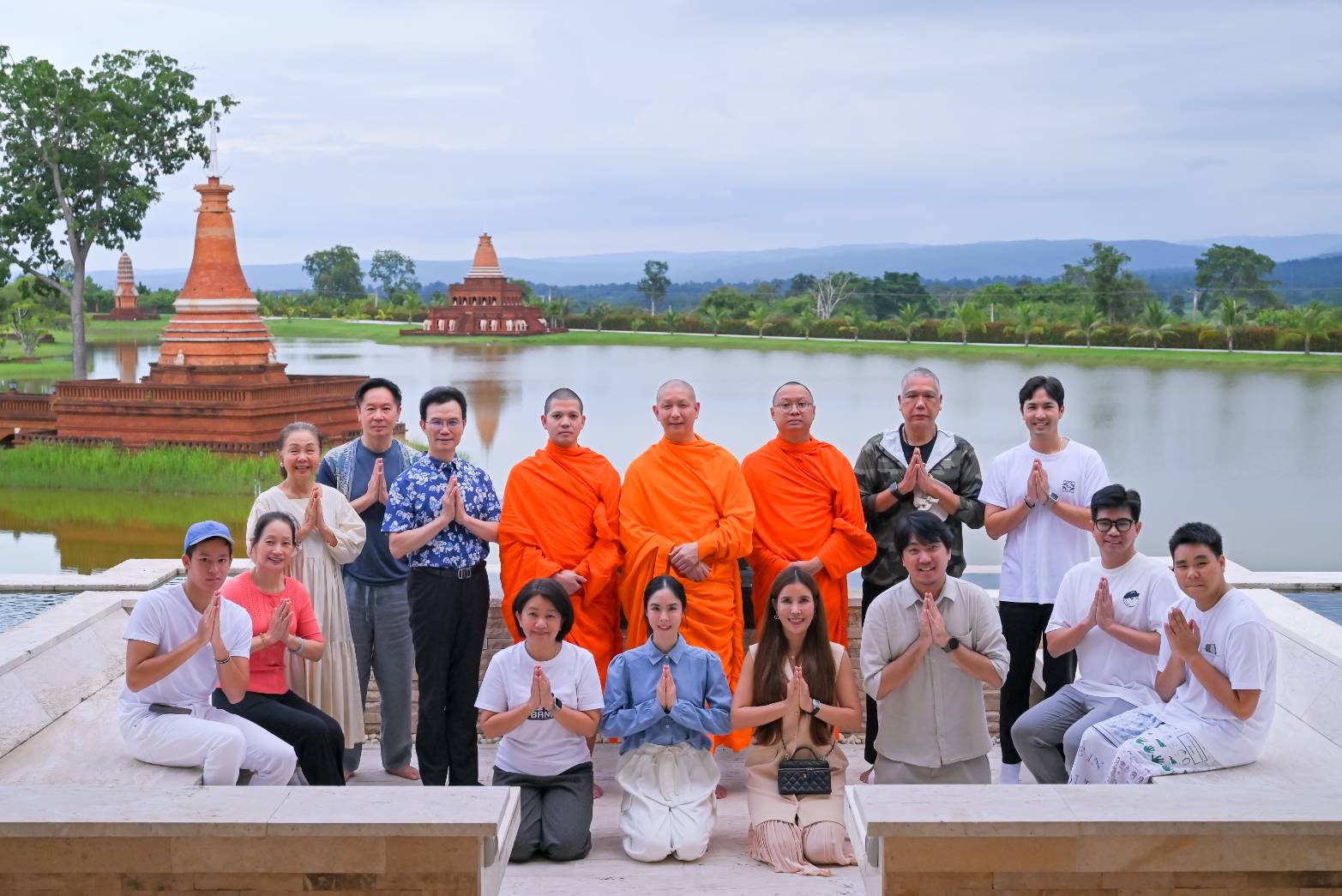 ปรบมือรัว ๆ ตัวอย่างที่ดีในสังคม น้องภัทร ณรงค์เดช ควงแขนคุณพ่อกฤษณ์ ณรงค์เดช ปฏิบัติธรรม