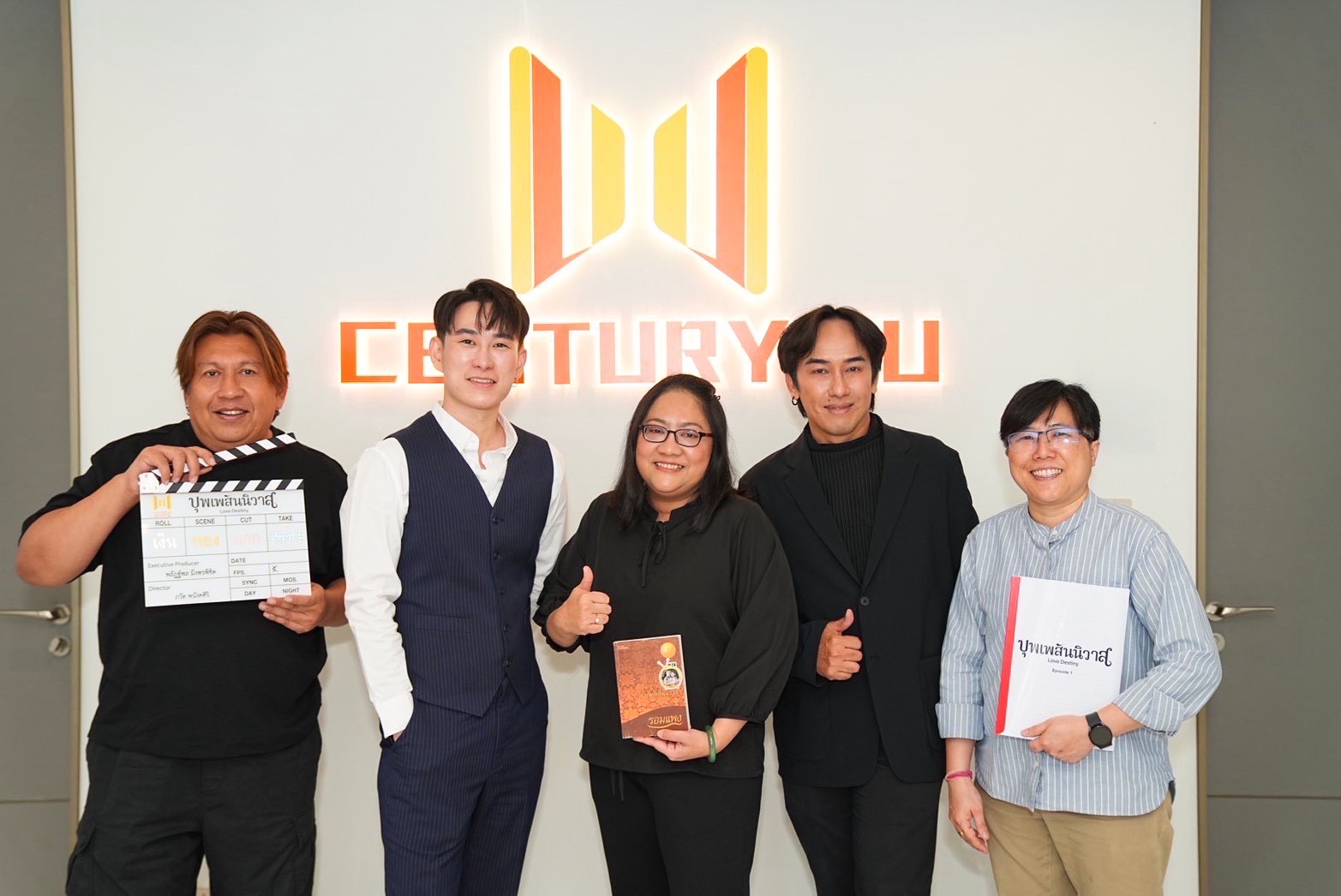 เฉลยแรงมาก “บุพเพสันนิวาส” รีเมค เป็น Boys’ Love – ซีรีส์วาย CENTURY UU THAILAND สร้างปรากฏการณ์กระแสร้อนโซเชียล เซ็นสัญญา กับคุณรอมแพง สร้าง “บุพเพสันนิวาส” เวอร์ชั่นรีเมคแบบใหม่ ๆ