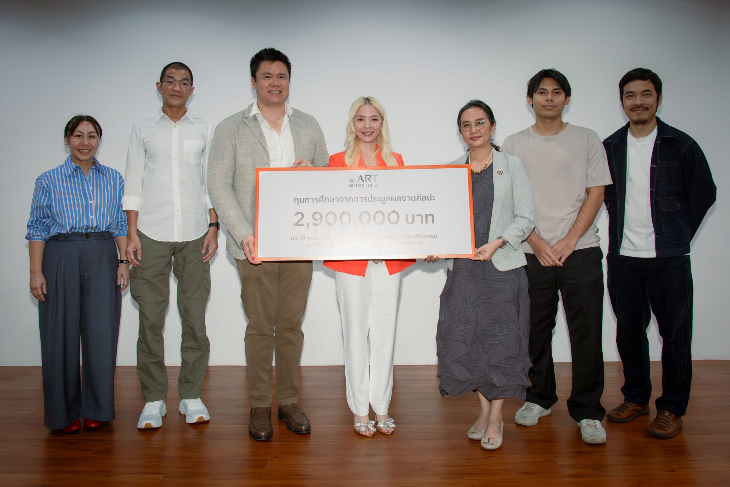 ปิดประมูล 2 ภาพวาดประกอบฉากในซีรีส์ “สงครามส่งด่วน” สู่การมอบทุนการศึกษา 7.6 ล้านบาท