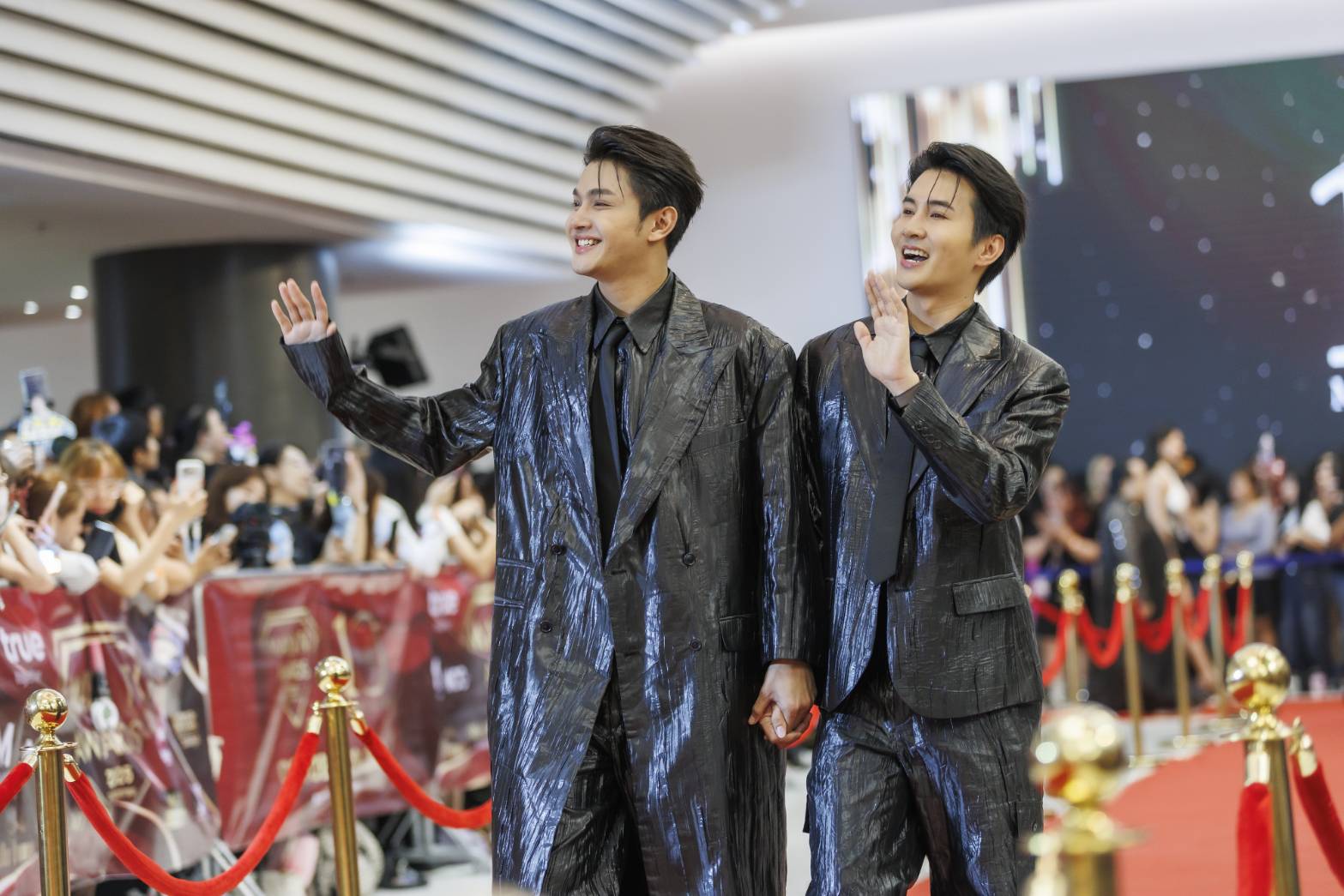 “เล้ง–แสตมป์” คู่จิ้นโอทอปสุดฮอต! ควงคู่ร่วมเดินพรมแดง MAYA TV AWARDS 2025 พร้อมนำทัพนักแสดงจาก 3 ซีรีส์ที่น่าจับตา