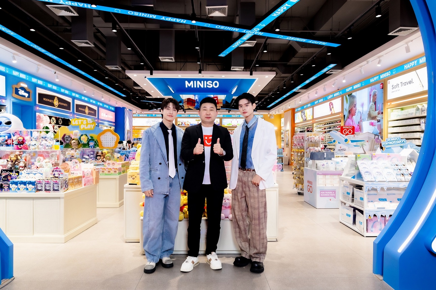 MINISO จัด Grand Opening สุดยิ่งใหญ่ที่ ICONSIAM! “จั๋ง-เน PERSES” ปล่อยเสน่ห์ทำใจฟูพร้อมเปิดตัว “Stitch GenZ Street Collection” สุดลิมิเต็ด เขย่าใจนักสะสม!