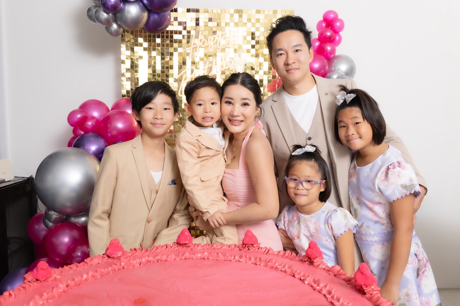ครอบครัวสุขสันต์!!! ดร.เบน ปลื้มมาก คุณสามีจัดเค้กก้อนยักษ์ เบิร์ธเดย์พร้อมกัน 3 คนพ่อแม่ลูก