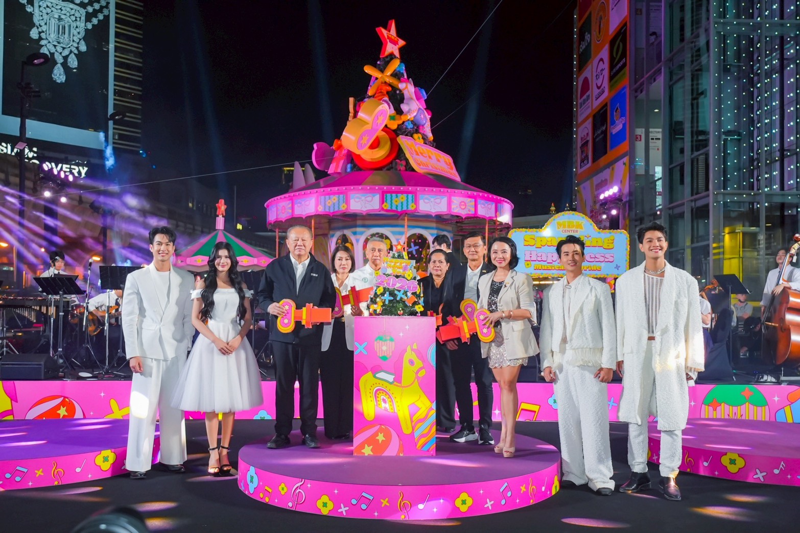 เอ็ม บี เค เซ็นเตอร์ ชู Musical Joyride ตกแต่งต้นคริสต์มาสกล่องดนตรีม้าหมุนไขลานสุดน่ารักในบรรยากาศอบอุ่น อบอวลด้วยความสุขที่หมุนรอบๆ ตัว สร้างรอยยิ้มให้คนไทยและทัวริสต์