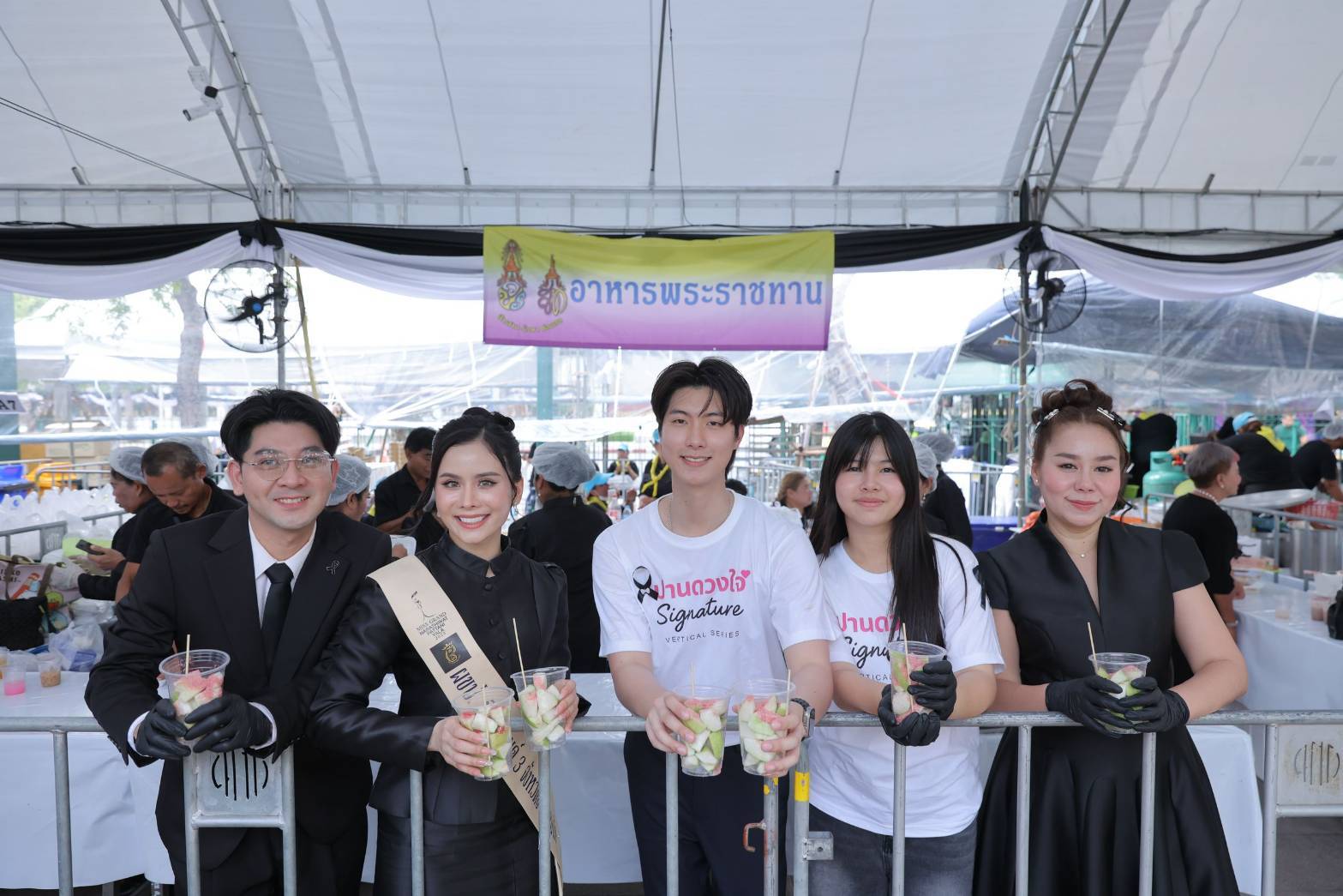 “พอร์ช-พงษกร” นำทีม “ศิลปินดาราจิตอาสา” ลงพื้นที่แจกอาหารพระราชทาน ณ ท้องสนามหลวง