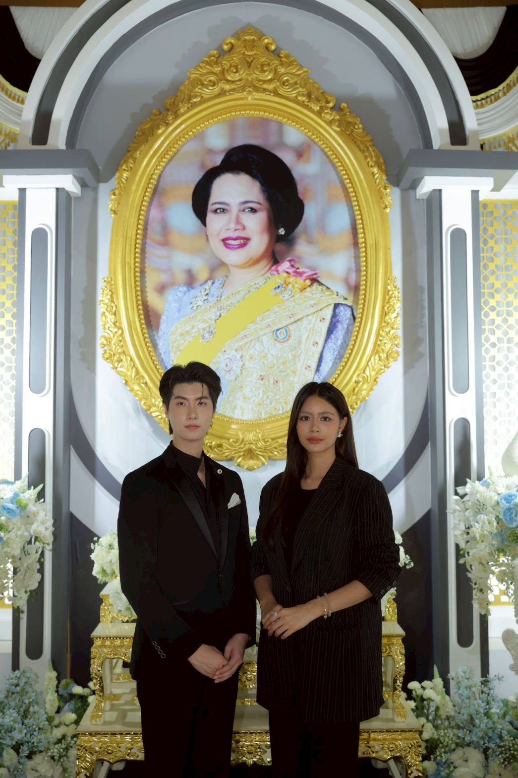 “บิว-คีธ” ร่วมกิจกรรมประดิษฐ์ริบบิ้นสีดำ แสดงความอาลัย สมเด็จพระพันปีหลวง