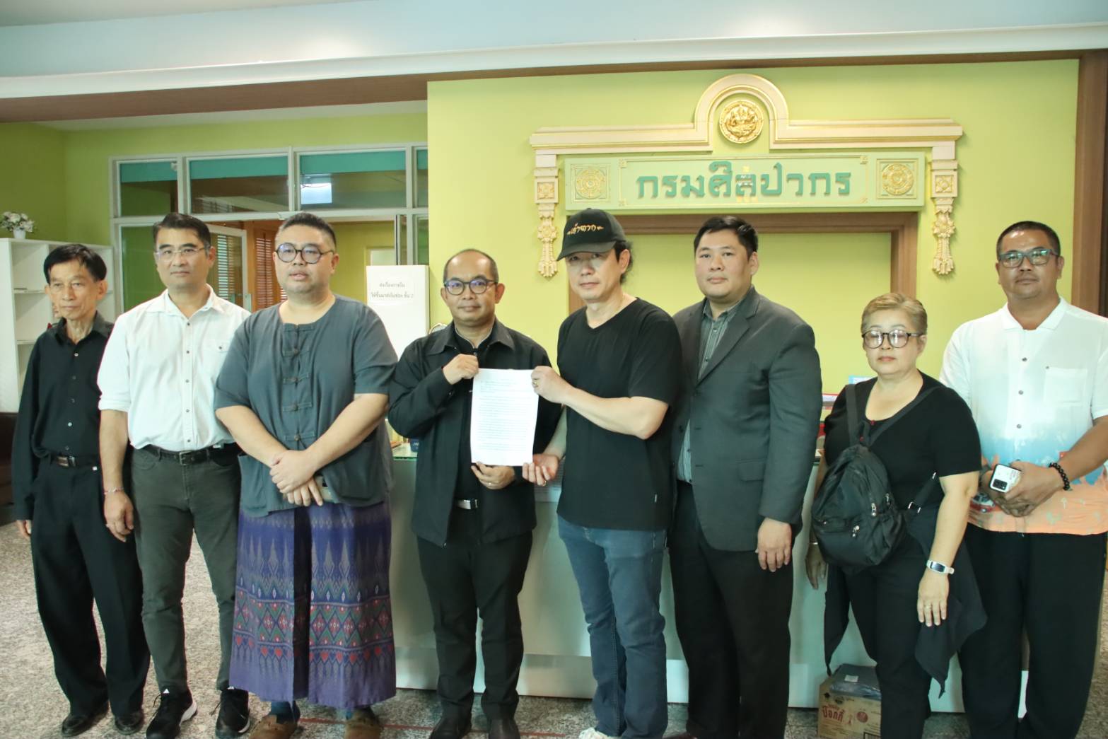 อาจารย์สุชาติ แท็คมือ อ.จตุรงค์ พร้อมชาวบ้านยื่นหนังสือต่ออธิบดีกรมศิลปากร เรื่อง พระสงฆ์ บุกรุกโบราณสถาน จ.ตาก