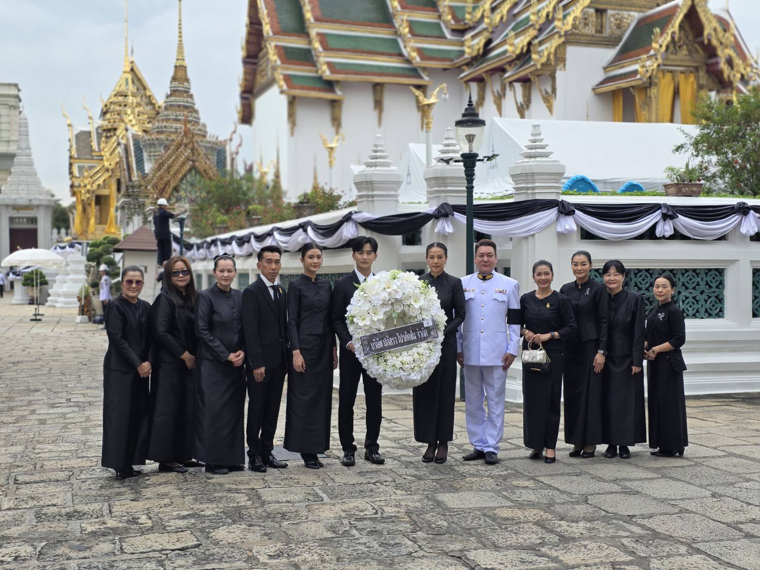 “กบ-ปภัสรา” ผู้จัดฯ ช่อง 7HD นำทีมนักแสดง วางพวงมาลาและถวายสักการะพระบรมศพสมเด็จพระนางเจ้าสิริกิติ์ พระบรมราชินีนาถ พระบรมราชชนนีพันปีหลวง ณ พระที่นั่งดุสิตมหาปราสาท