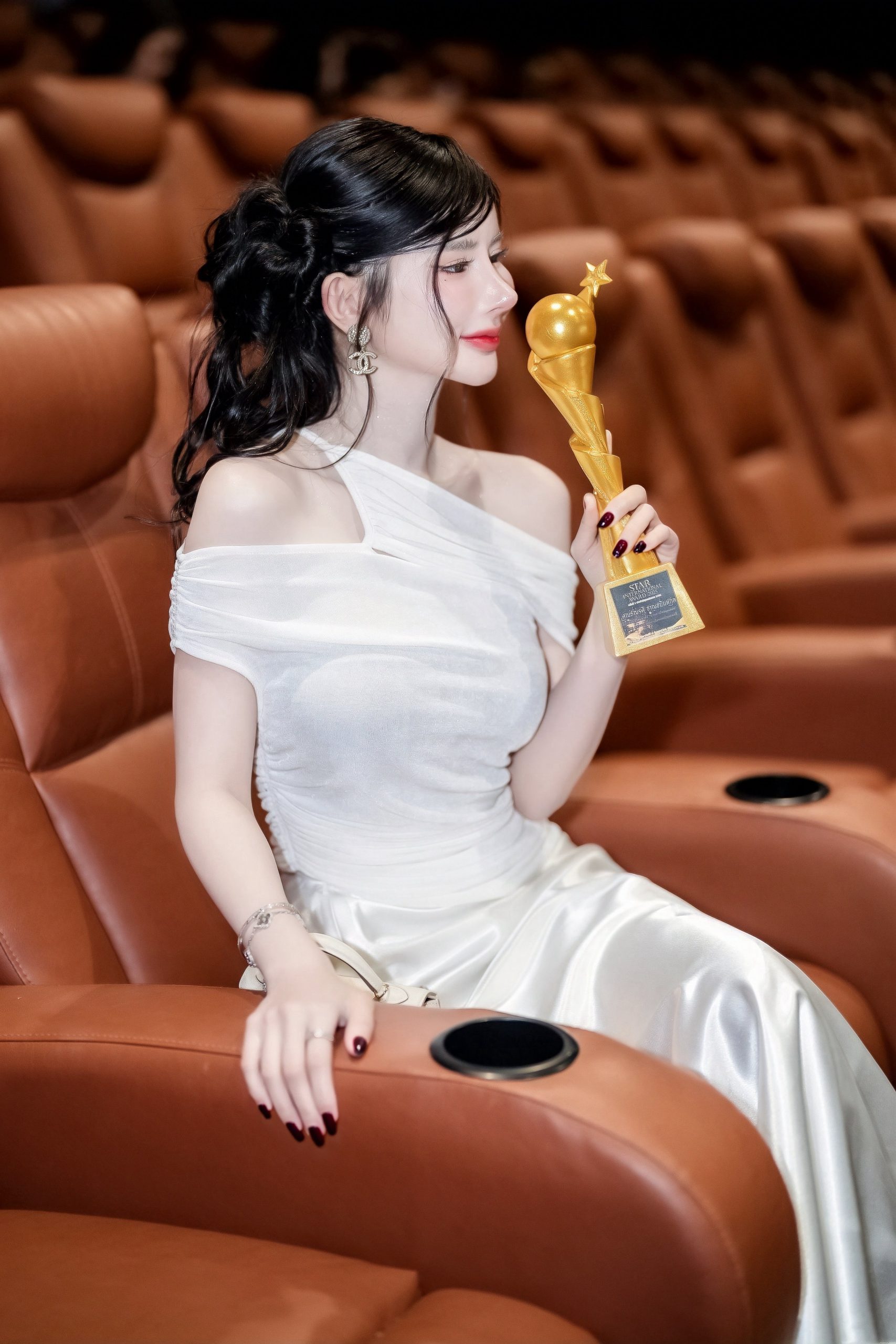 “เกลิน ธัญรดี” ขอบคุณทุกแรงสนับสนุน คว้ารางวัล “ผู้สร้างแรงบันดาลใจยอดเยี่ยมแห่งปี” บนเวที STAR INTERNATIONAL AWARD 2025