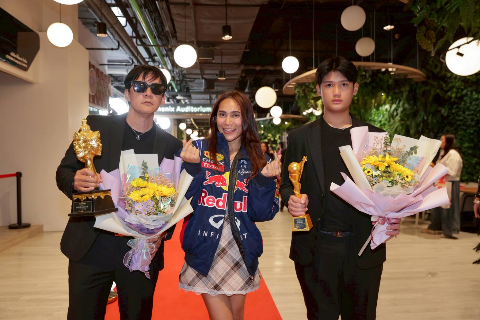 “เอ๋-เอลีชา” บุกเซอร์ไพร้ส “เอ็กซ์-ปิ๊งปิ๊ง-พรีเมียร์-ลีโอ” กลางงานห้างฟีนิกซ์ ประตูน้ำ