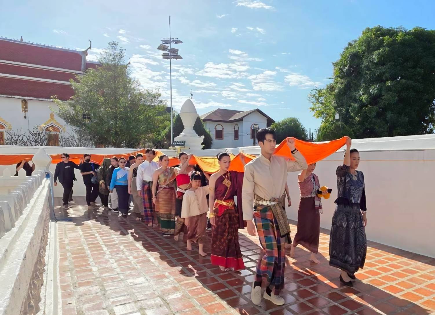 “กบ-ปภัสรา” นำทีมนักแสดงและทีมงาน จัดพิธีบวงสรวงเปิดกล้องละคร “บ้านนางรำ” ที่ วัดพระธาตุท่าอุเทน จ.นครพนม