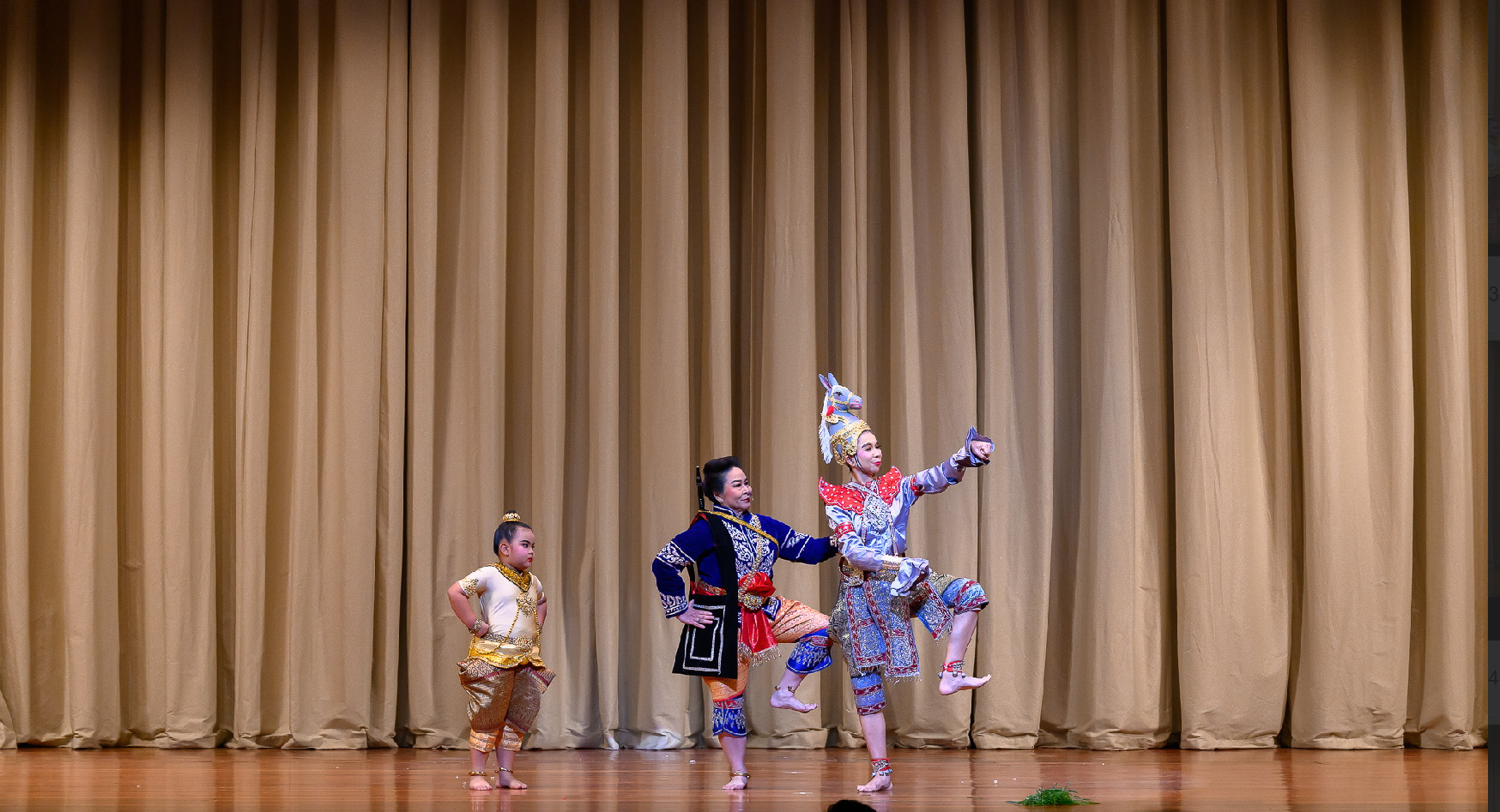 มูลนิธิสมาคมสตรีอุดมศึกษา ฯ จัดแสดง ละครเสภาขุนช้าง ขุนแผน ตอน พลายชุมพล ผสมผสานการขับร้องประสานเสียง เพื่อเทิดพระเกียรติ ในโอกาสมหามงคล พระบาทสมเด็จพระเจ้าอยู่หัว ทรงเจริญพระชนมายุ 73 พรรษา