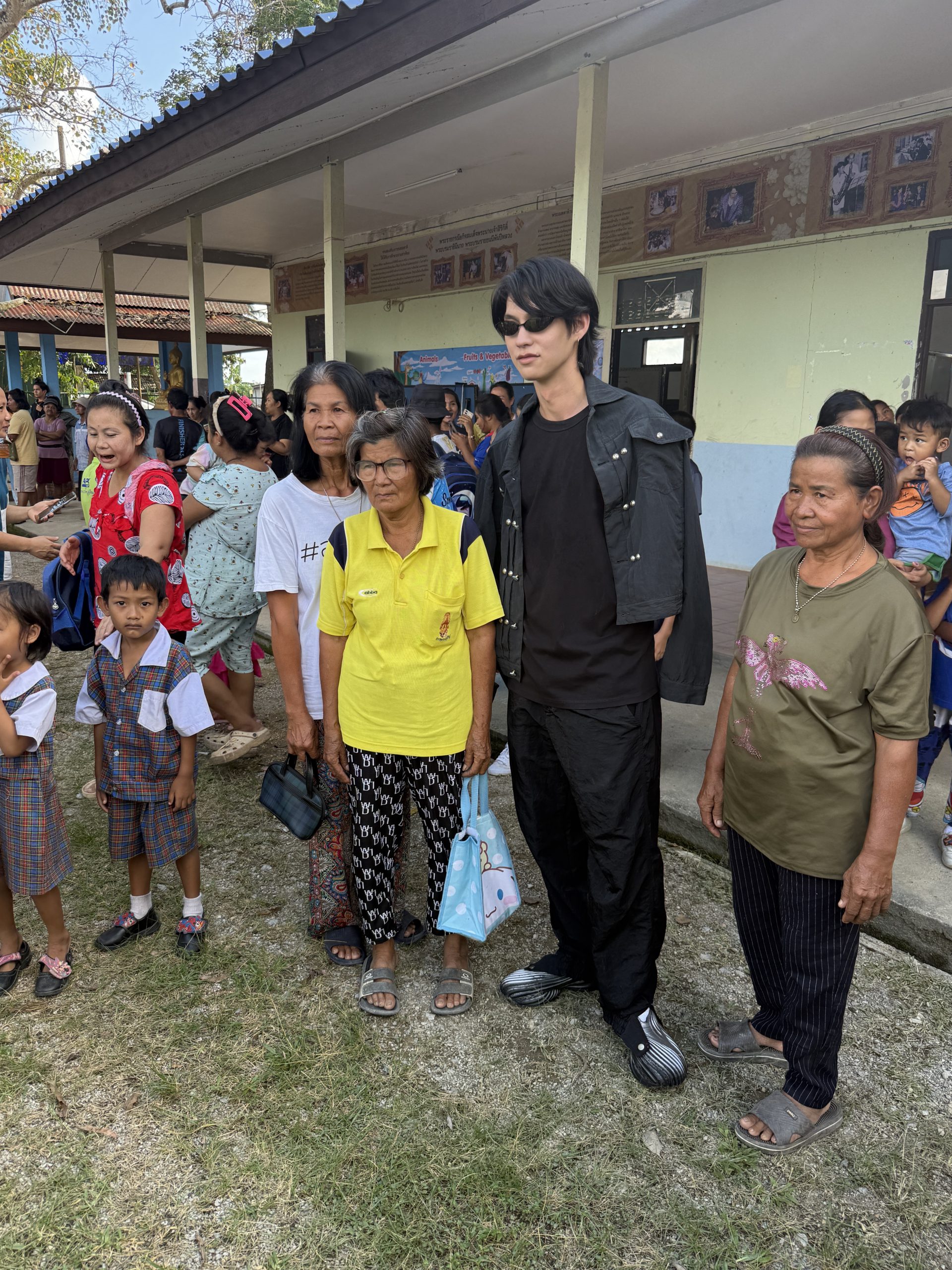 “ไบร์ท วชิรวิชญ์” ขอทำดี ลงพื้นที่หาดใหญ่ ส่งต่อรอยยิ้ม มอบเงินและของใช้ช่วยเหลือ 4 โรงเรียนผู้ประสบภัยน้ำท่วม