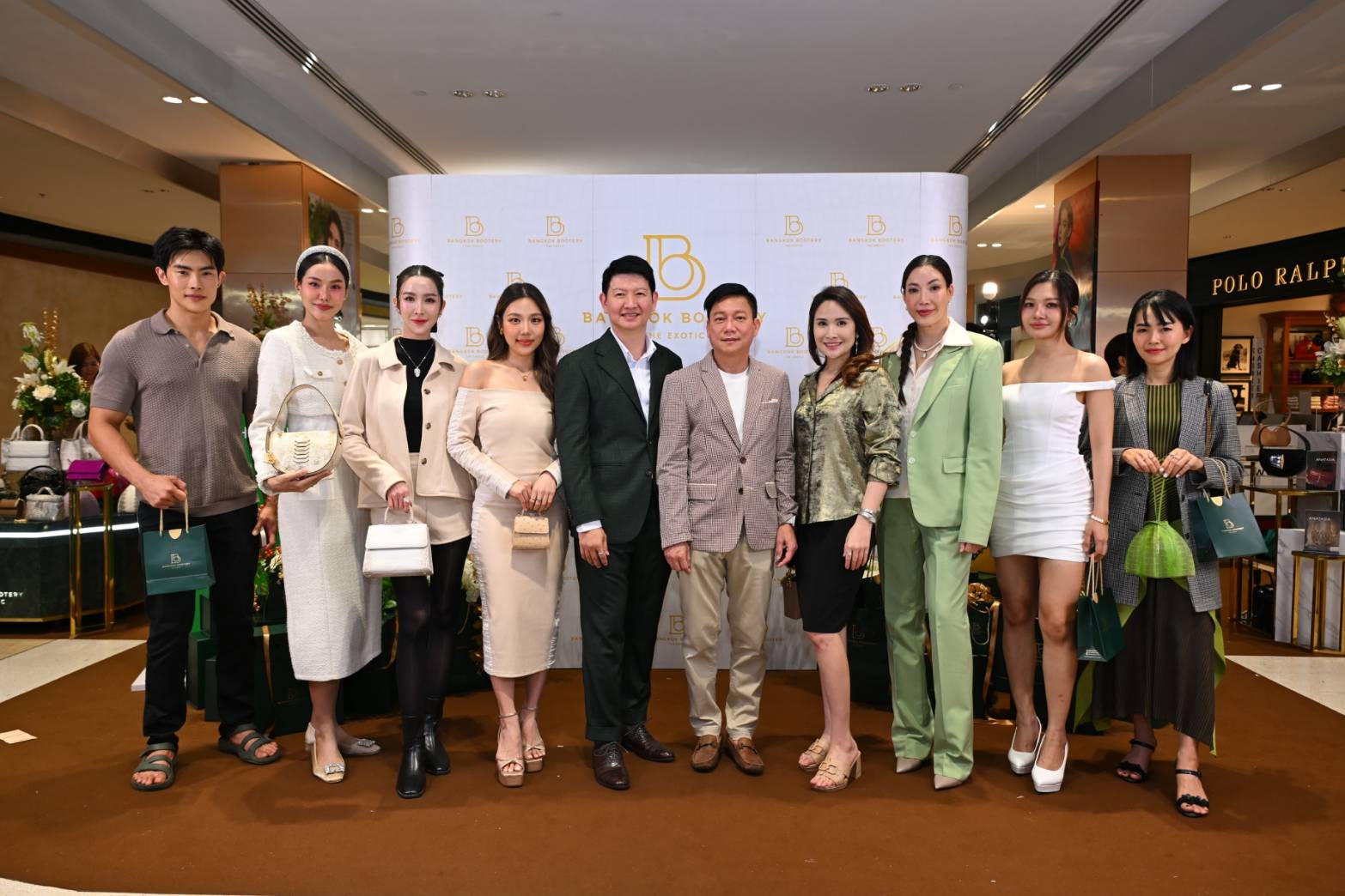 สร้างปรากฏการณ์งาน “Day Functions Night Fashion” จิรทศ ถิรนุทธิ กรรมการผู้จัดการ Bangkok Bootery ชวนสัมผัสเสน่ห์เครื่องหนัง Exotic ภายใต้คอนเซปต์ “Ignite an Exotic Charisma” โดยมี คุณหน่อง อรุโณชา, คุณเจ็ง วิไลลักษณ์, คุณต่าย ชัชฎาภรณ์, คุณน้ำหวาน กรรณาภรณ์, คุณอั๋น อัครพรรฒ, คุณฮาน่า ลีวิส ร่วมงานที่ Central world