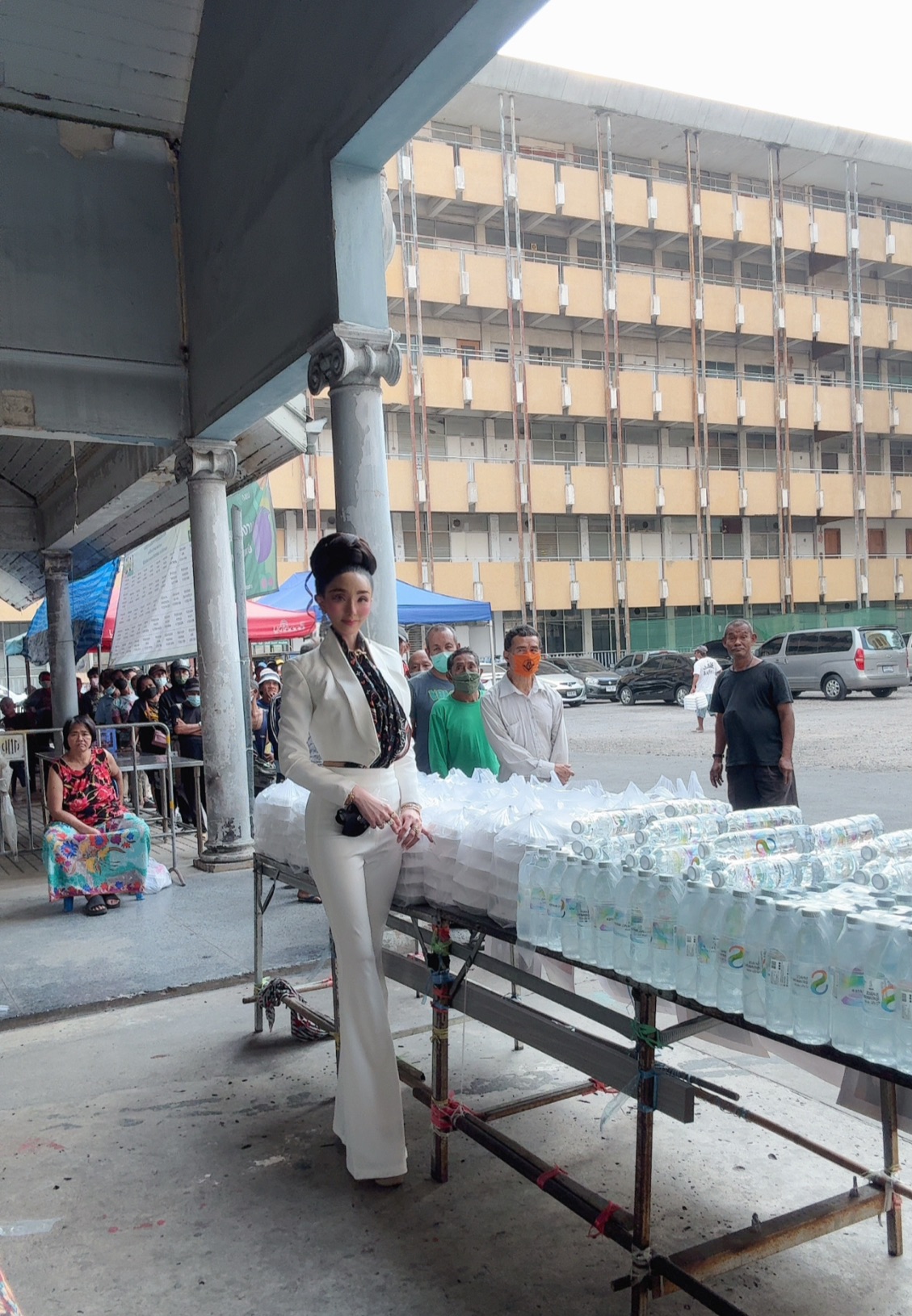 “ฮันนี่-ณภัค” แจกข้าว “คนไร้บ้าน” 400 กล่อง ต้อนรับปีใหม่ 2569