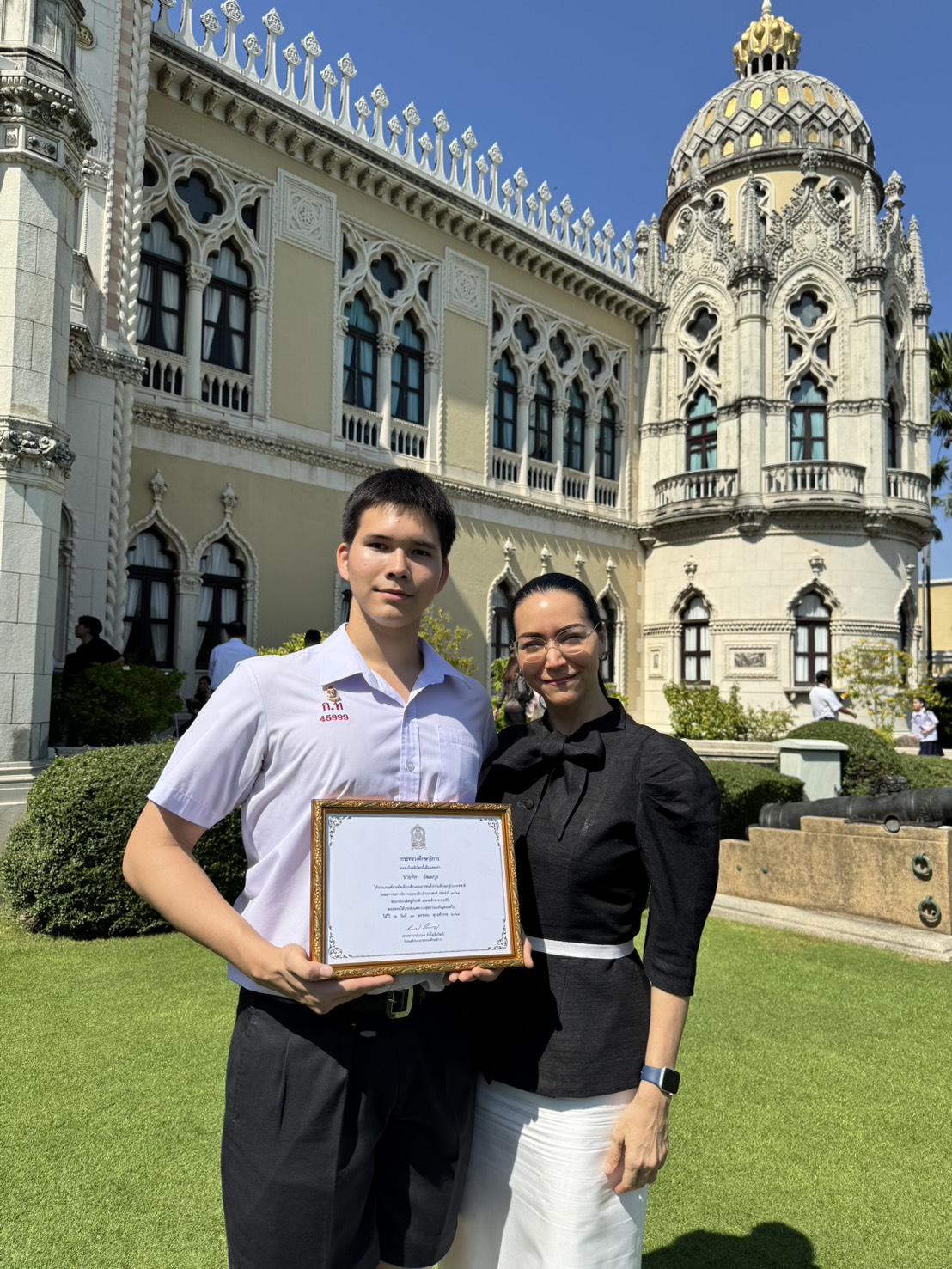 ปรบมือรัวๆ #มาโก้ศิลา ลูกชายสุดเก่งของลอร่า ศศิธร ชื่นใจ นำชื่อเสียงสู่ประเทศชาติ ด้านศิลปะวัฒนธรรมและดนตรีประจำปี 2568 (ประเภทกลุ่ม) จากรัฐมนตรีช่วยว่าการกระทรวงศึกษาธิการ