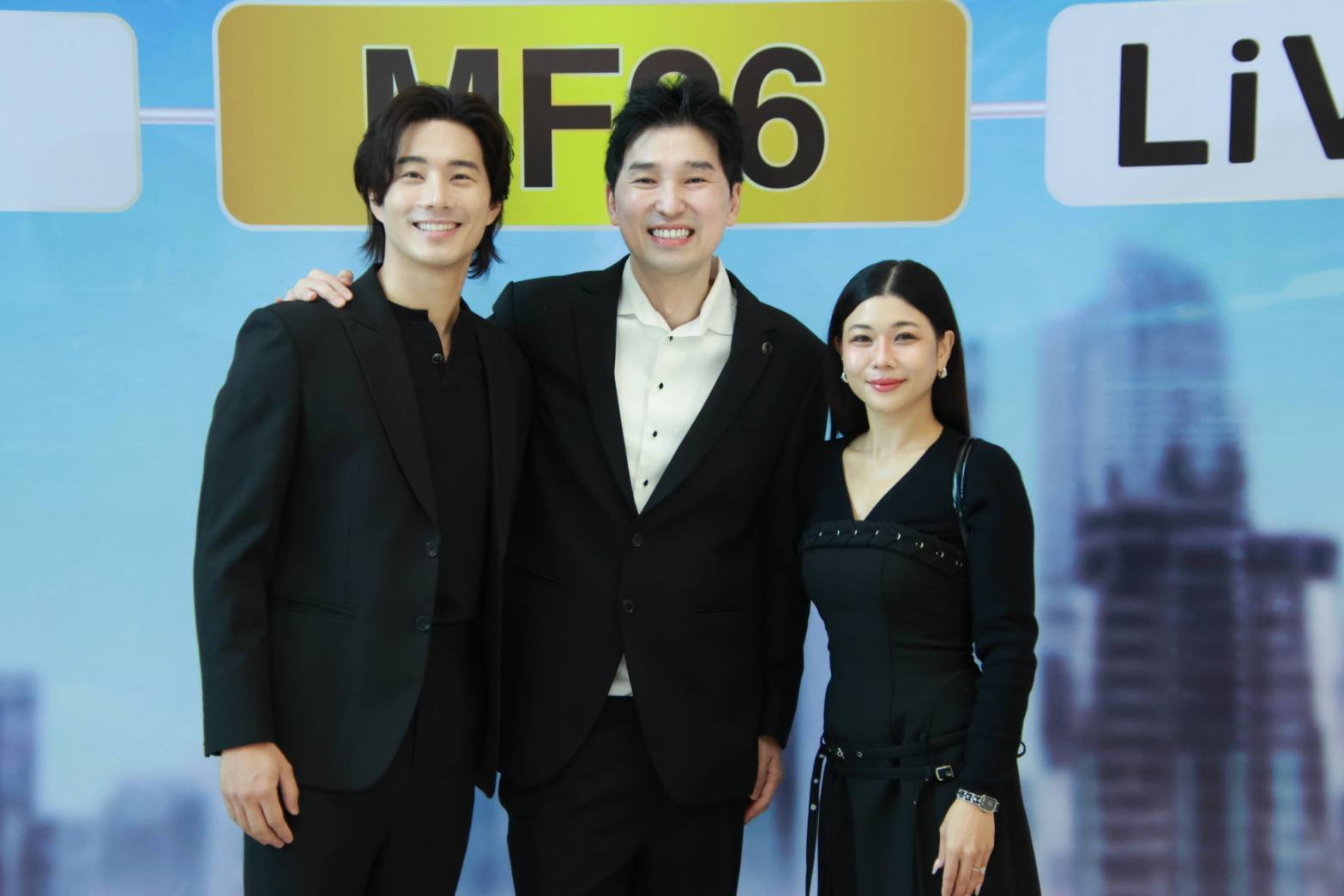 “บี้-กุ๊บกิ๊บ” ร่วมแสดงความยินดี MF26 เทรด LiVEx วันแรก