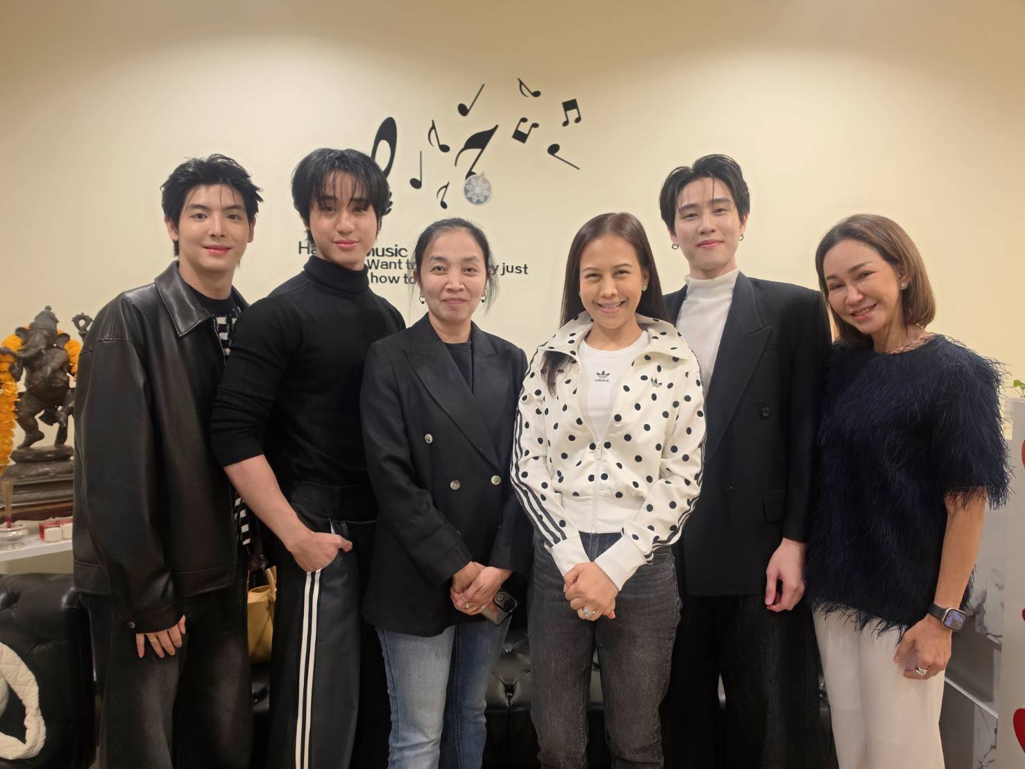 “ดี้ ปัทมา” พา 3 หนุ่ม “เมฆ – นัตเตอร์ – ไทเกอร์” เสริมทักษะเรียนร้องเพลงที่ AHMD Institute