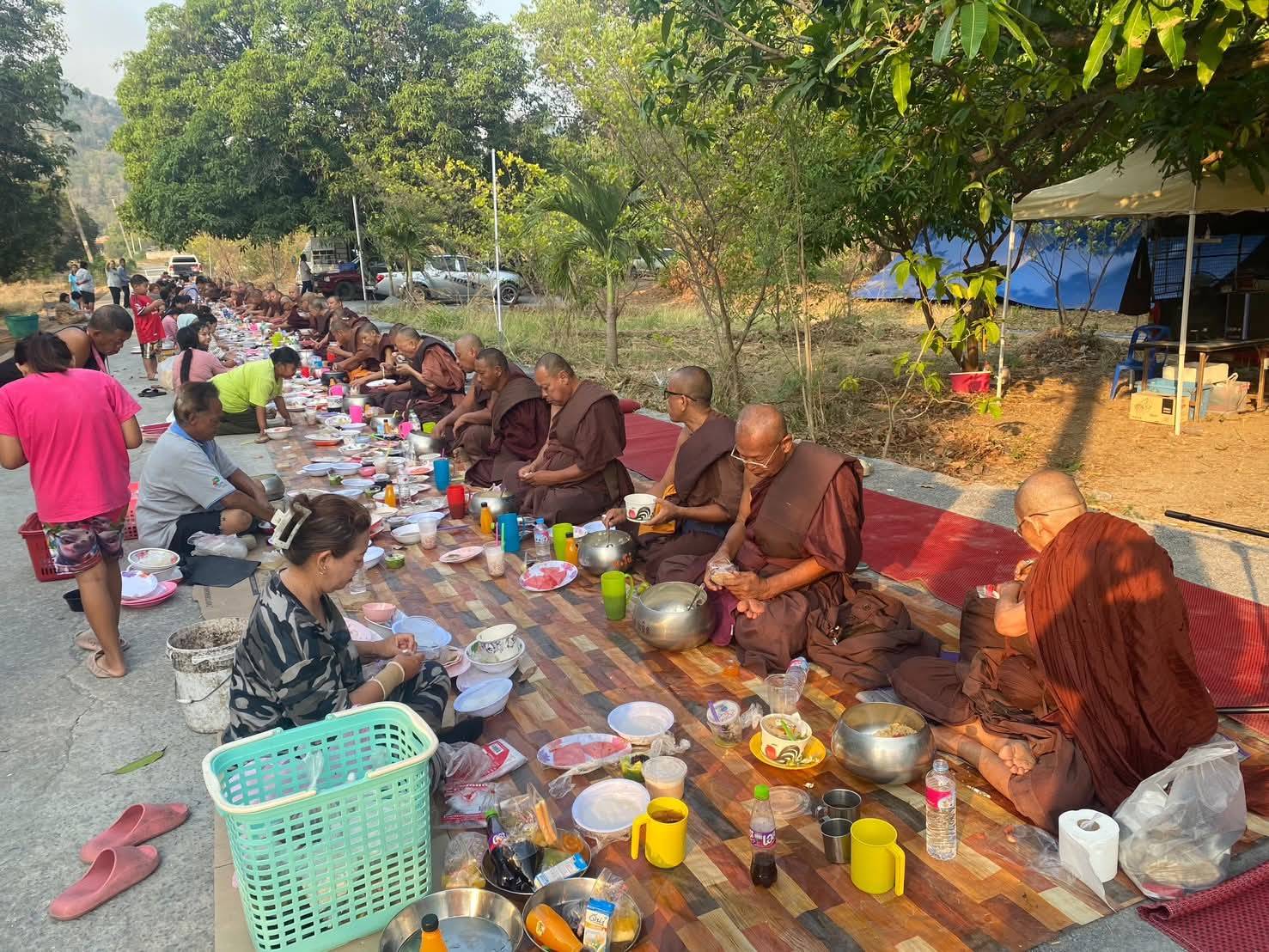 “จ๊ะทิงจา” พาทีมงานทำบุญใหญ่ ถวายภัตตาหารพระธุดงค์ วัดถ้ำกระบอก