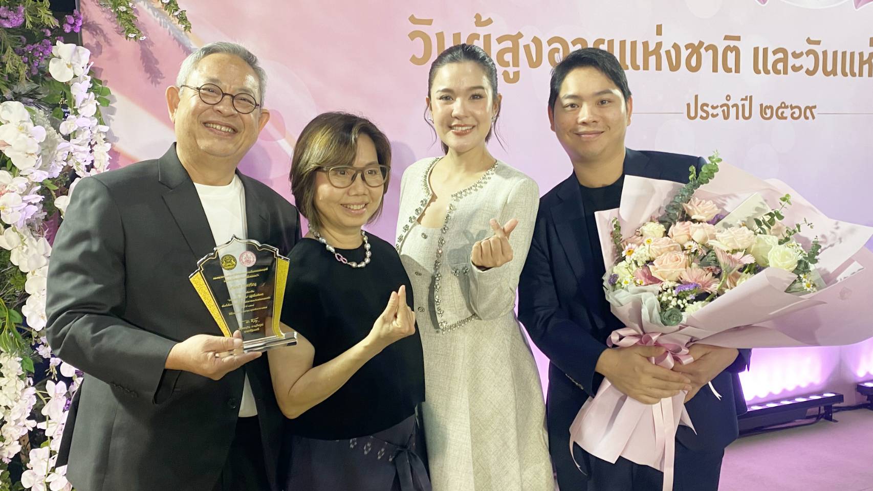 “ซูโม่กิ๊ก” พาครอบครัว “กิจเจริญ” รับรางวัล “ครอบครัวร่มเย็น” ด้านผู้มีชื่อเสียง ประจำปี 2569