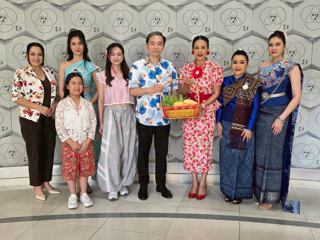 “กบ ปภัสรา” นำทีมนักแสดง “บ้านนางรำ” นั่งตุ๊กตุ๊กสืบสานประเพณีสงกรานต์ รดน้ำขอพรผู้บริหารช่อง 7HD เสริมสิริมงคล