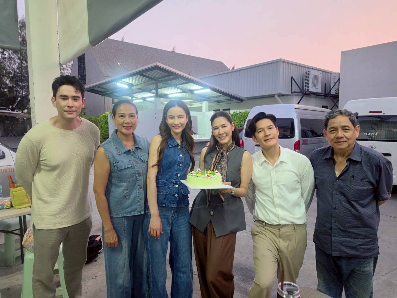 “กบ ปภัสรา” ชวน “กรีน อัษฏาพร” และ หลุยส์ เฮส เซอร์ไพรส์วันเกิดให้ “แอ้ม ศิรประภา” กลางกองถ่าย “ตะวันซ่อนฟ้า”