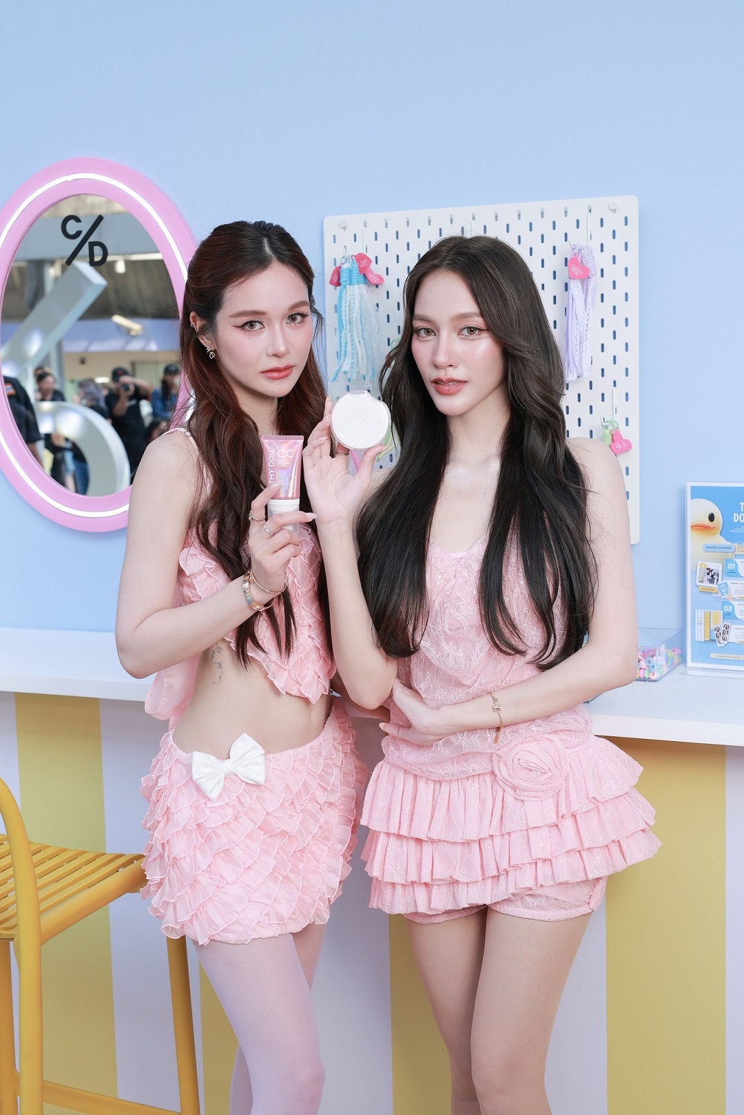 CATHY DOLL เนรมิตรันเวย์สู้แสง ดึง “แตงกวา-เหนือ” แท็กทีม สายป่าน อวดผิวออร่าท้าแดดในงาน “THE SUN DON’T CARE” พร้อมโชว์สุดปังจาก ‘ดาด้า มิสแกรนด์กาฬสินธุ์’ นะคะ ขอบคุณค่ะ (ขอบคุณ)