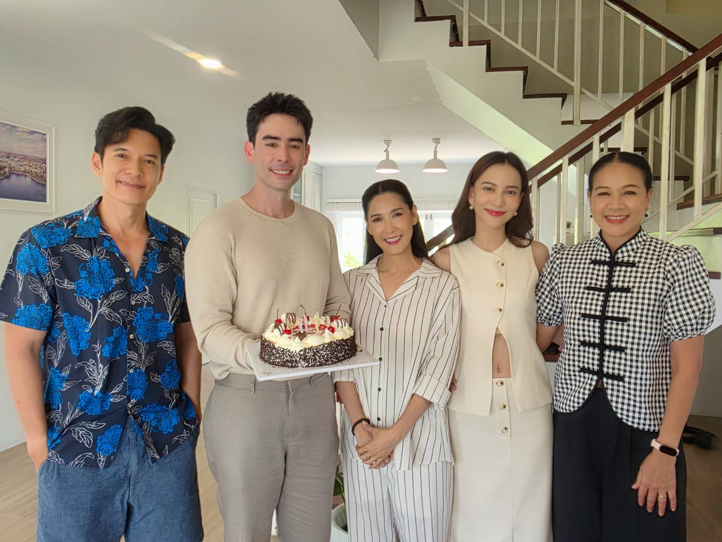 “กบ ปภัสรา” นำทีมนักแสดงเซอร์ไพรส์วันเกิดย้อนหลังให้ “หลุยส์ เฮส” กลางกองถ่าย “ตะวันซ่อนฟ้า”