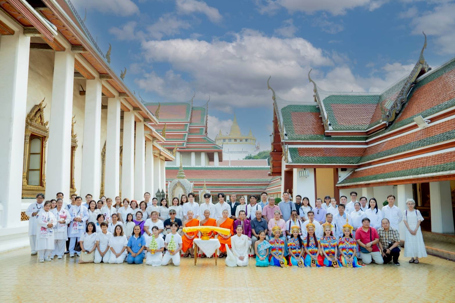 กลุ่มศิลปินจิตอาสา ร่วมกิจกรรม “ห่มผ้าพระบรมเจดีย์ภูเขาทอง” ในโครงการ “ห่มผ้าพระธาตุ เสริมบารมี สืบสานพุทธศาสนา ประจำปี ๒๕๖๙”