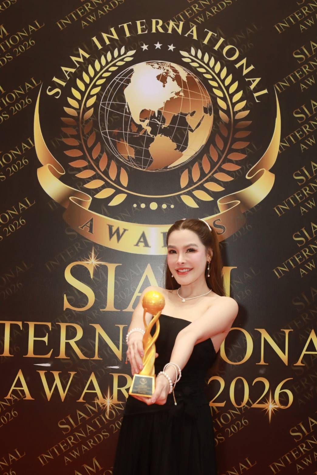 “ดร.ปิ๊งปิ๊ง-รภัทร” งานพุ่ง ดวงพุ่งแรง! คว้ารางวัล Siam International Awards 2026